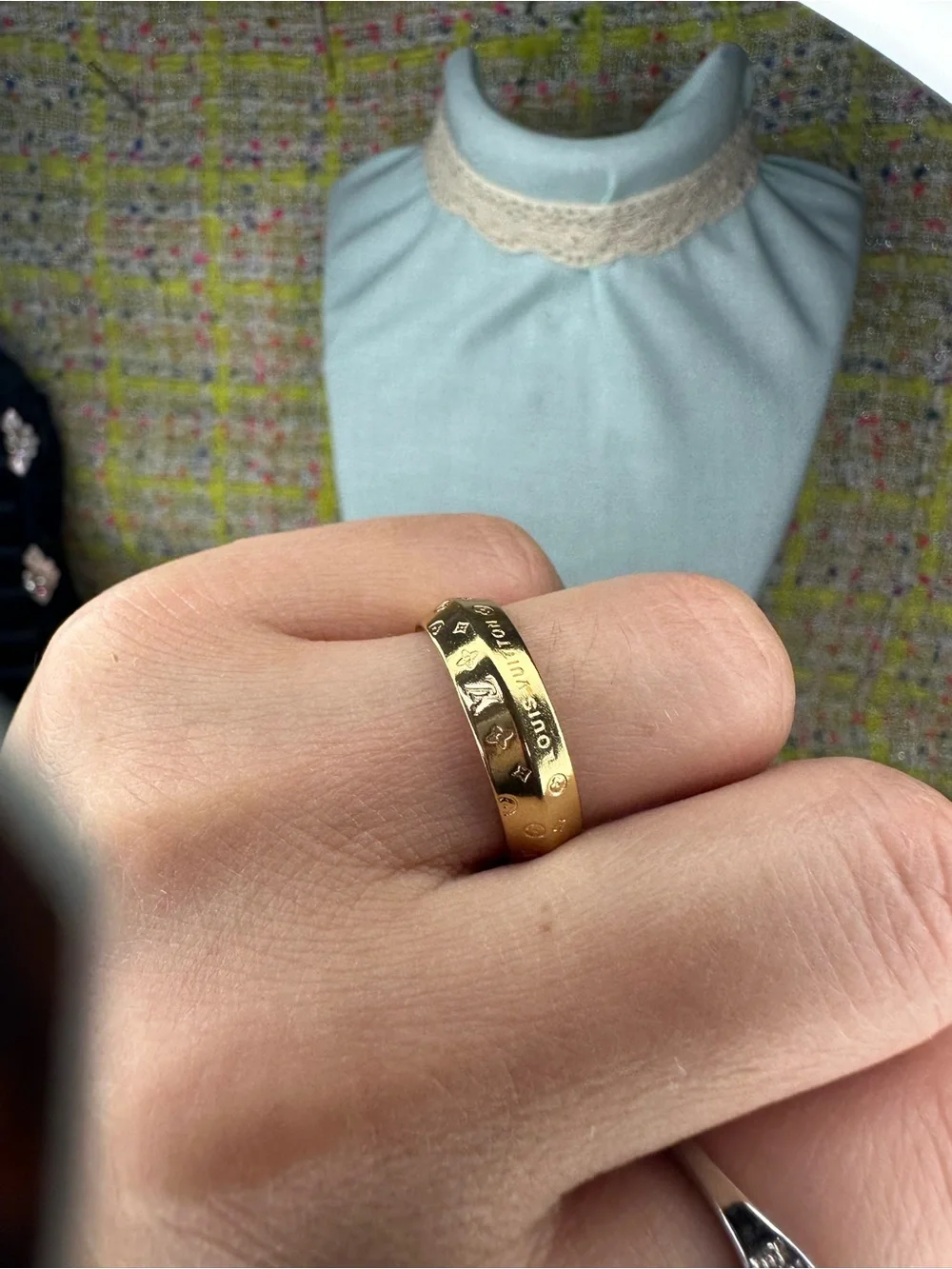 A great Gold-Tone Patterned Women's Ring size 7-8